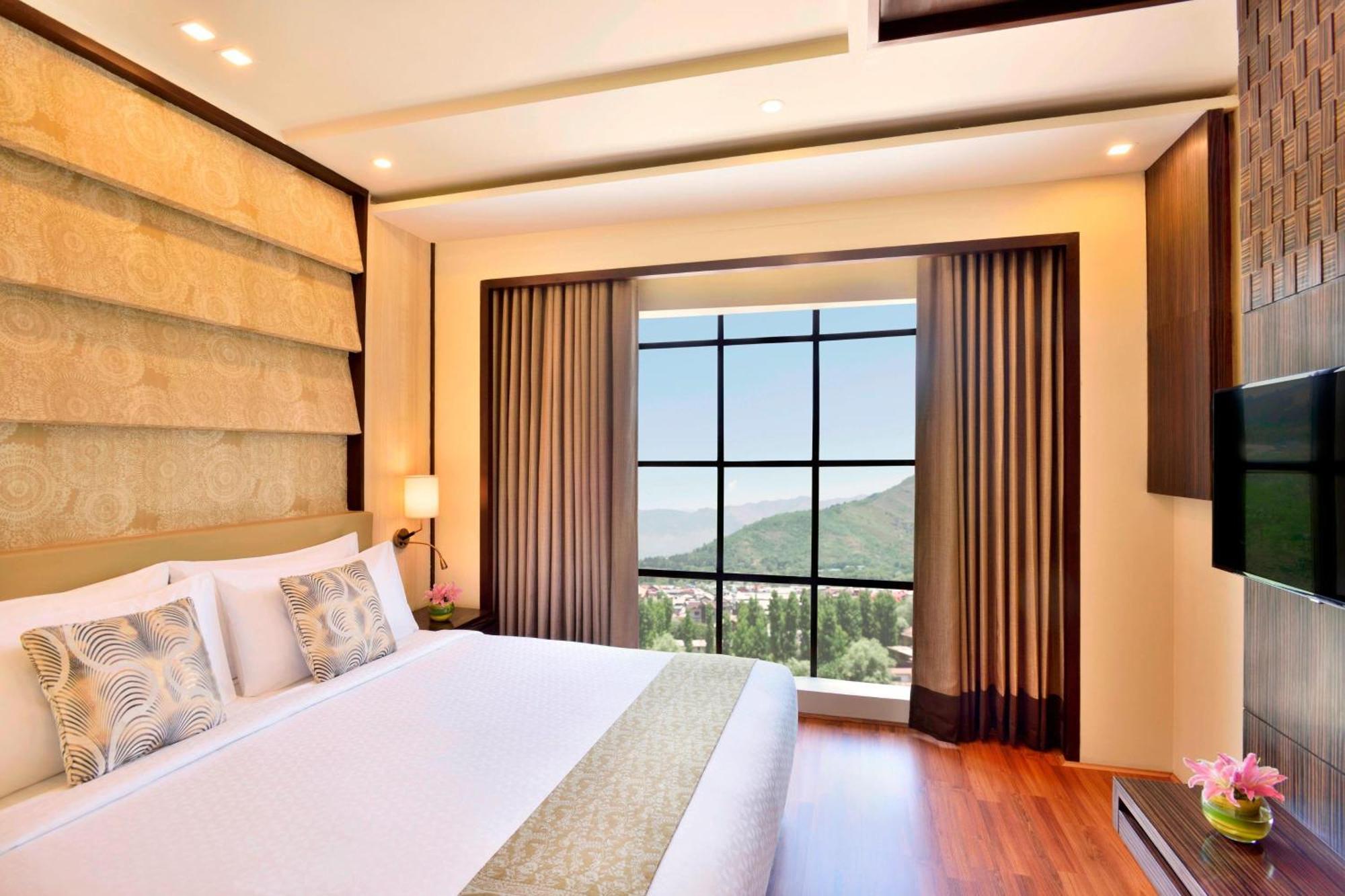 Four Points By Sheraton Srinagar Bagian luar foto